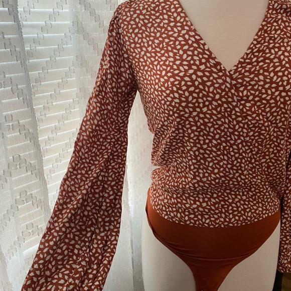 Women's Rust Patterned Top - Picture 3 of 4